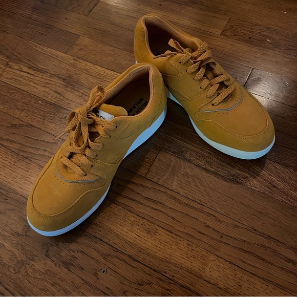 ✨HUSH PUPPIES | Women's Upbeat Suede Golden Sun Sneaker✨ - Picture 7 of 7